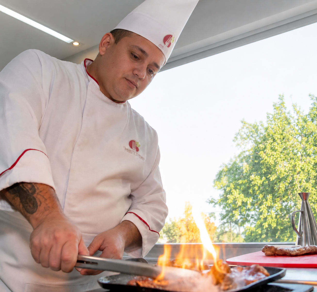 Aluno em atividade prática na cozinha