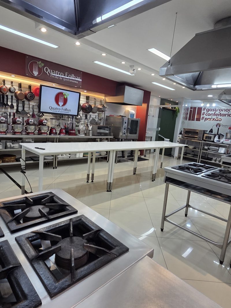 Alunos em aula de confeitaria na cozinha da escola