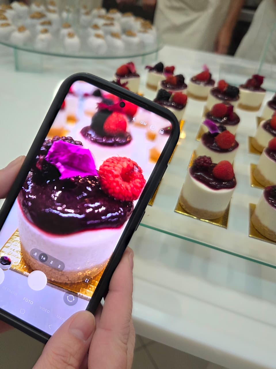 Doces finos em vitrine sendo fotografados