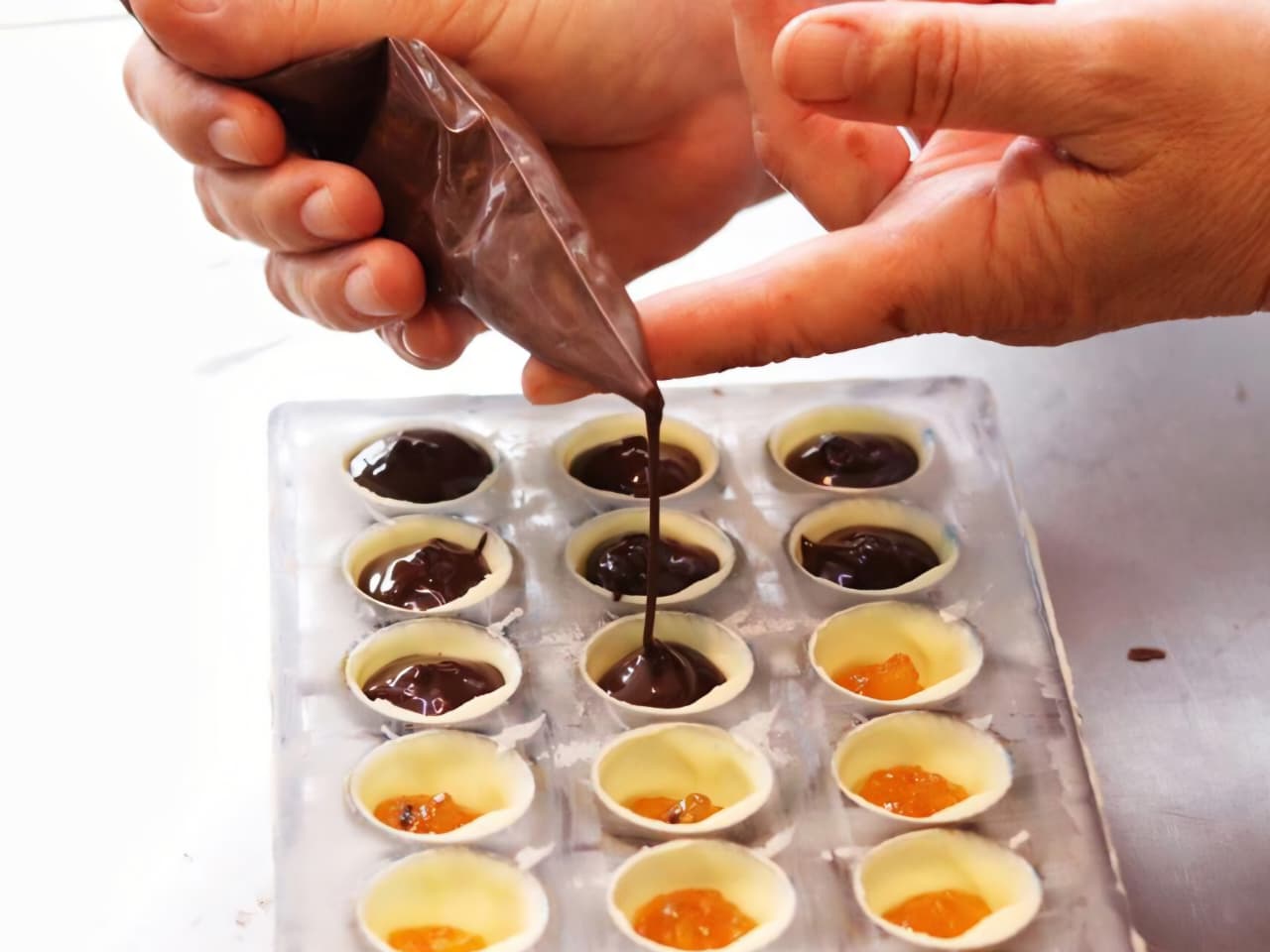 Preparo de doces com chocolate em aula de confeitaria